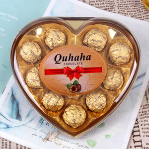 Vente en gros de snacks en vrac : 12 boules de gaufrettes au chocolat noir enrobées de feuille d'or, fourrées aux noisettes, dans une boîte en forme de cœur pour la Saint-Valentin - Product Image 1