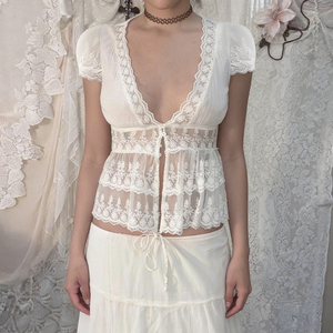 เสื้อเบลาส์แขนสั้นผ้าซีทรูทรงเข้ารูป คอวี แต่งลูกไม้ ประดับมุก ดีไซน์เก๋จากฝรั่งเศส - Product Image 2