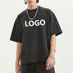 เสื้อยืดคอตตอนสีดำทรงโอเวอร์ไซส์สำหรับผู้ชาย พิมพ์ลายโลโก้สีขาว แขนสั้น คอกลม ทรงลำลอง - Product Image 1