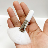 Groothandel Beauty Tool Op Maat Gemaakt Logo Houten Mini Korte Steel Synthetische Pluizige Zachte Gezichts Cosmetische Make-up Kwasten Fan Masker Kwast