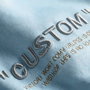 Fabricant de <span class=keywords><strong>t</strong></span>-shirts brodés en 3D, <span class=keywords><strong>t</strong></span>-shirts en coton tricoté brodés avec logo <span class=keywords><strong>personnalisé</strong></span> et lettrage sur mesure - Product Image 3