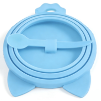 Couvre-boîte multifonction en silicone de qualité alimentaire pour animaux de compagnie avec brosse, cuillère et grattoir pour boîte de nourriture humide pour chat et chien