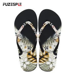 Chanclas Modernas con Diseño Floral para Mujer, Parte Superior Negra en Contraste, Suela Flexible con Tracción, Secado Rápido, Sandalias de Verano para Patio, Chanclas Brasileñas - Product Image 1