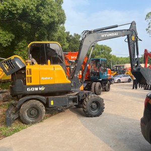 Mini-excavatrice sur pneus Hyundai 60WVS d'occasion, 6 tonnes, avec moteur et boîte de vitesses, prix bas - Product Image 1