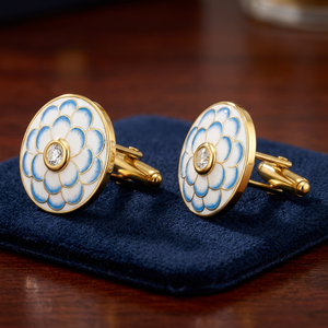 Boutons de manchette ronds en laiton plaqué or, faits à la main, avec émail bleu et blanc, motif floral lotus et zircon cubique, pour hommes - Cadeau idéal pour fête d'anniversaire ou fiançailles - Product Image 4