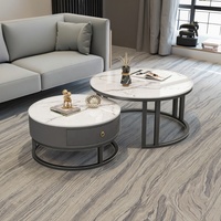Ensemble de tables basses rondes en pierre pour salon moderne avec structure en métal doré et design nid d'abeille blanc