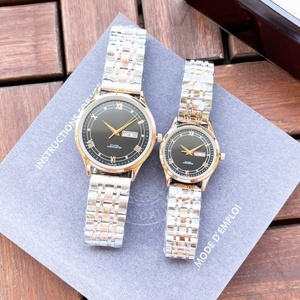 Ensemble de montres à quartz pour couple, bracelet en acier inoxydable argenté, cadran blanc avec affichage de la date et du jour, pour un usage quotidien, Omegaes - Product Image 6