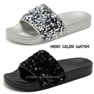 Sandalias de Diseñador Ligeras Antideslizantes Planas con Decoración de Escamas Brillantes Casuales con Logotipo Personalizado de Lujo para Mujer - Product Image 2