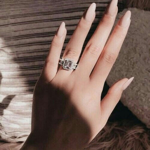 Anello Quadrato di Lusso per Donne, Gioiello da Dito con Accenti Eleganti, Accessorio per Feste e Appuntamenti - Product Image 3