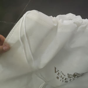 Белая нетканая сумка-тоут на заказ с завязками и фольгированным тиснением 52x63 см, оптовая продажа - Product Image 3