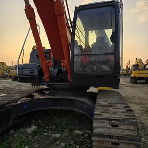 Macchinario Professionale per Scavi ad Alta Efficienza, Modello Hitachi 240 Usato con Sistema Idraulico Avanzato - Product Image 3