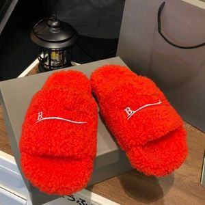 Fabricant en gros ODM – Chaussons tendance en peau d'agneau pour femmes, sandales d'intérieur moelleuses, claquettes brodées chaudes - Product Image 2