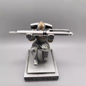 Escultura de escudo de soldado medieval europeo Artesanía de resina Teléfono y portalápices Artesanía - Product Image 3