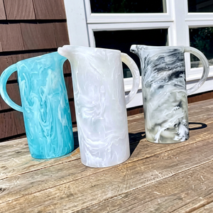 Jarra de Resina con Acabado de Mármol Artizon Studio, Diseño Clásico, Apta para Camping, Lavable en Lavavajillas y Biodegradable, para Agua y Bebidas - Product Image 1