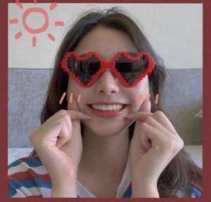 Nuovi occhiali da sole a cuore rosa rosso <span class=keywords><strong>Cos</strong></span> occhiali da sera divertenti da sera a mosaico rosso pixelato Thug Life Lentes De Sol - Product Image 2