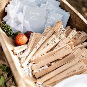 Abanicos Plegables de Madera de Sándalo Grabados a Mano Personalizados con Nombre y Fecha - Abanico de Mano Refrescante para Invitados - Product Image 3