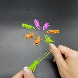 Jouets en capsules promotionnels pas chers de 1 pouce (32 mm) pour enfants, avec des insectes amusants en TPR souple, extensibles et volants, utilisables comme lance-pierres - Product Image 2