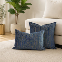 Ensemble de coussins décoratifs bleu marine et or, motif abstrait lignes arquées, aspect velours, carrés et lombaires, pour canapé et décoration intérieure