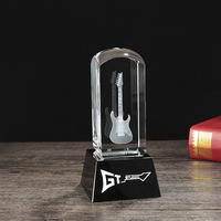 Haut de gamme personnalisé en gros cristal artisanat 3D gravé guitare cristal Cube décoration de Table trophée prix avec Base en cristal noir
