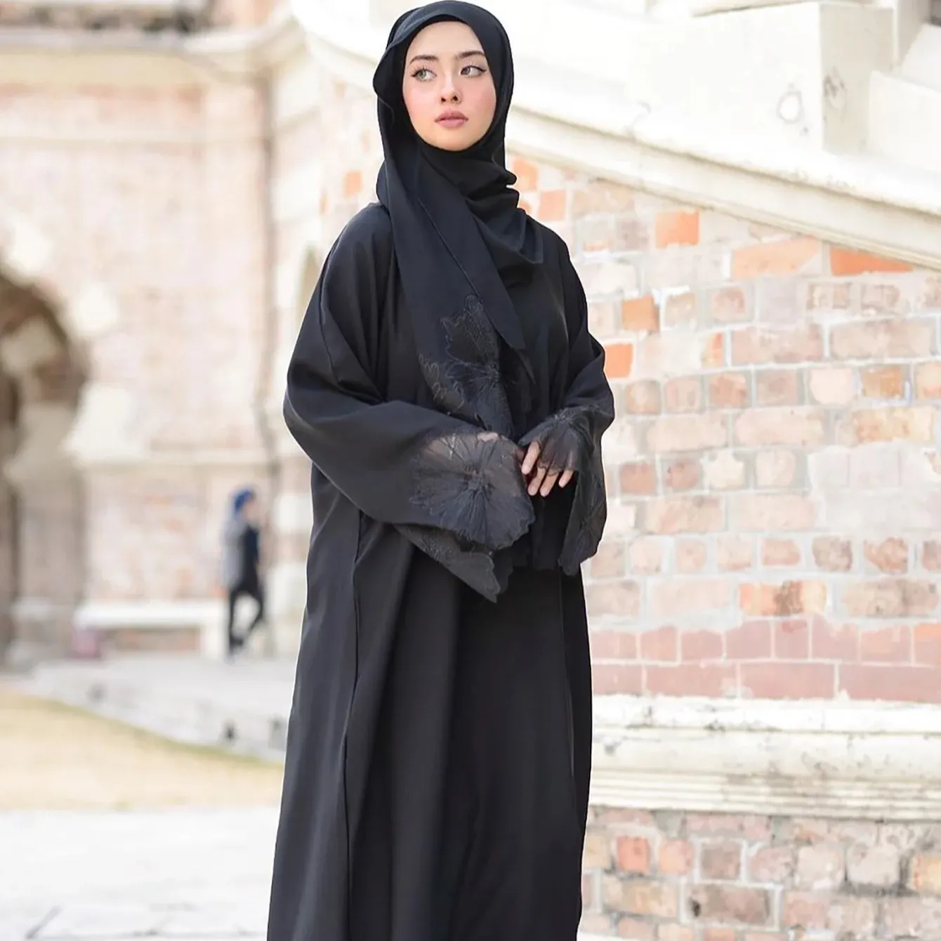 Bicomfort 2024 Großhandel Dubai Türkei elegantes kundenspezifisches bescheidenes Kleid Dubai Abaya muslimisches Kleid Stickerei Blume kausales Abaya-Set