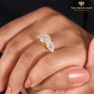 Anillo Elegante Royal Trio con Corte Redondo para Mujer, Diamante CVD Cultivado en Laboratorio de 3.00 Quilates, Oro Sólido de 14K, Certificado IGI, Color E, Claridad VVS2 - Product Image 4