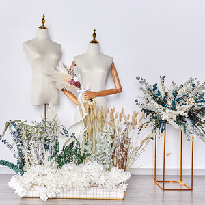 La decorazione di nozze aggiunge un'atmosfera romantica al luogo, con le rastrelliere di fiori eterne e le decorazioni della guida stradale - Product Image 6