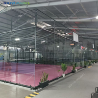 Usine professionnelle produisant directement des terrains de padel intérieurs avec gazon artificiel rose, terrain de padel panoramique extérieur pour salle de sport