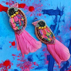 Pendientes de tuerca de pájaro con cuentas multicolores hechos a mano ligeros, joyería inspirada en plumas para mujeres y niñas - Product Image 3