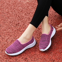 Chaussures de sport décontractées légères et respirantes pour femmes, en maille, pour le printemps et l'été, mocassins à enfiler pour personnes d'âge moyen et âgées