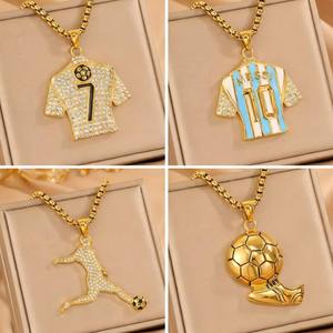Collier personnalisé maillot <span class=keywords><strong>de</strong></span> <span class=keywords><strong>foot</strong></span> souvenir, pendentif sur mesure n°7 10, bijou <span class=keywords><strong>de</strong></span> football étanche en acier inoxydable plaqué or - Product Image 2
