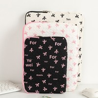 Housse d'ordinateur portable en polyester avec logo personnalisé, design nœud mignon, motif floral matelassé, convient aux ordinateurs portables de 11 à 15 pouces, pour filles, usage quotidien et scolaire.