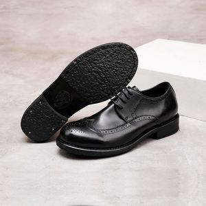 รองเท้าหนังลำลองแบบทางการใหม่ ดีไซน์หรูหราสำหรับผู้ชาย หนังแท้ สไตล์เรโทร ตกแต่งลายแกะสลัก แบบ Goodyear Welted รองเท้าแต่งงานสไตล์อังกฤษ - Product Image 4