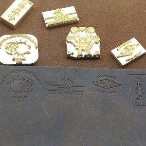 2023 हॉट सेलिंग कस्टम डिजाइन से उभरा पीतल का स्टैम्प धातु उत्कीर्ण पत्र लकड़ी के चमड़े के मोल्ड्स पर लोगो के लिए ग्राफिक राशि - Product Image 3