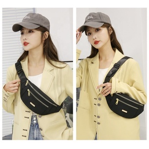 Sac banane blanc imperméable et élégant pour femme, idéal pour le sport et la course à pied, personnalisable avec logo - Product Image 6