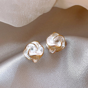 Últimos pendientes de tuerca geométrico tablero de ajedrez flor diseño Simple Metal oreja joyería para mujer verano playa vacaciones Accesorios - Product Image 1