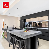 Cuisine sur mesure Alland, design industriel moderne, double îlot, panneaux à lattes laqués noir mat, comptoir ouvert