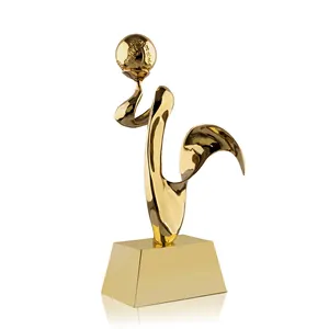 Grosir piala logam kustom bola emas kecil Piala acara untuk Memento