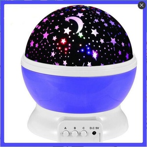 Lámpara Nocturna Giratoria LED con Cielo Estrellado, Lámpara de Mesa Decorativa Creativa, Proyector con Alimentación por Batería/USB, Regalo para Niños - Product Image 5