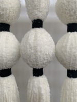 Décoration murale Wabi Sabi en corde de coton tressée à la main avec franges sphériques pour espaces commerciaux, villas et murs de salon