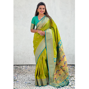 Mehendi verde Yeola Paithani seda sari con Zari tejido Nath motivos y contraste Pallu para un rico aspecto tradicional - Product Image 1