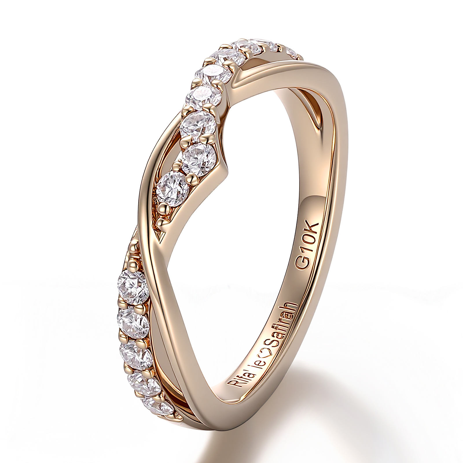 Bague en or massif 14 carats avec moissanite et diamants.