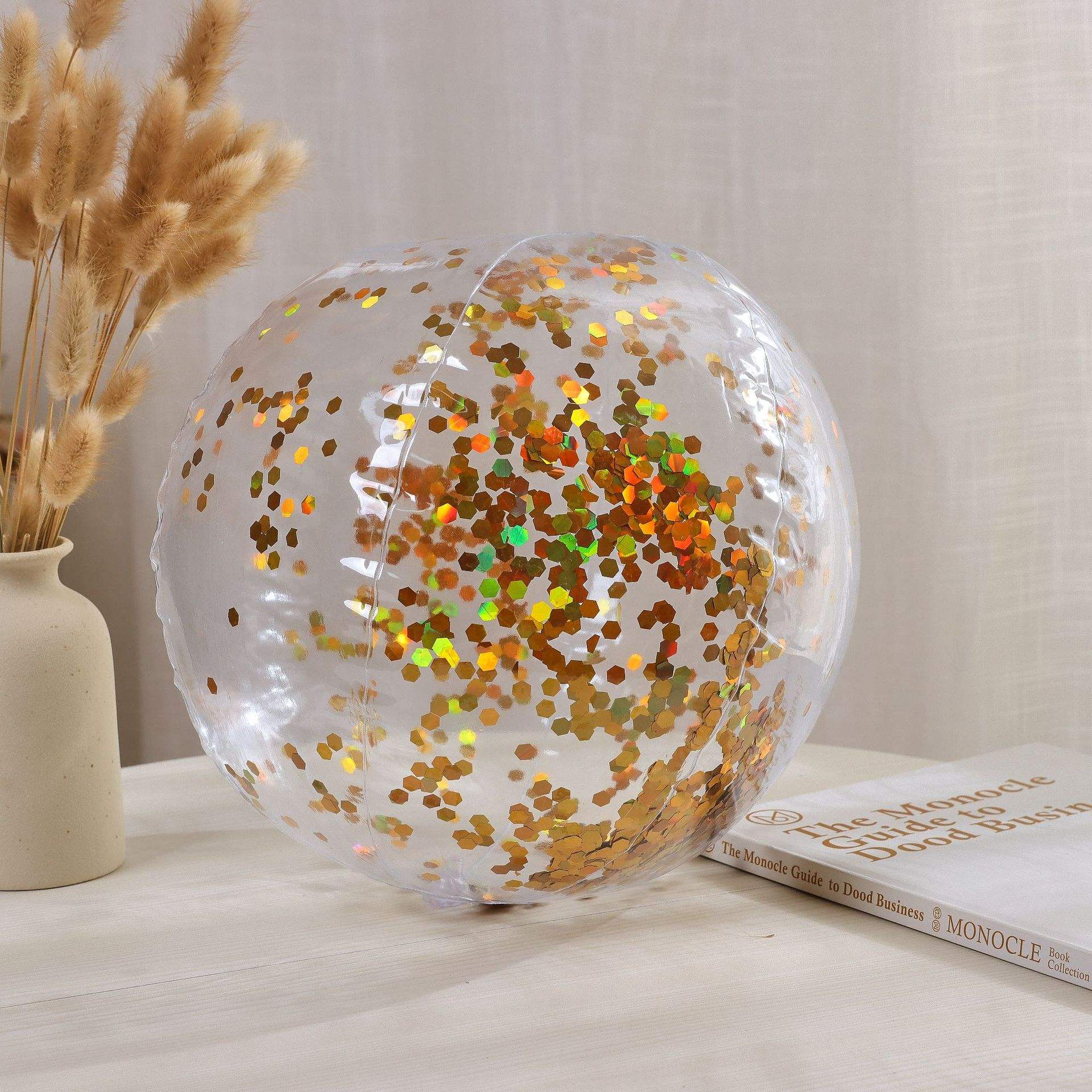 Pelota de playa dorada con lentejuelas de 30 cm después de inflada.