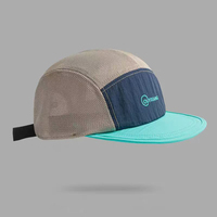 Gorra deportiva de poliéster de 5 paneles con hebilla de plástico, diseño de bloques de color, bordado de patchwork y cierre a presión personalizado.