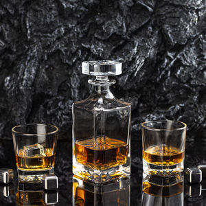 Carafe à whisky en verre uni 750ml avec logo personnalisé, lot de 2 verres à whisky pour whisky brandy vodka bourbon - Product Image 1