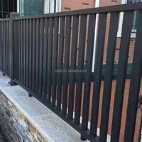 Rampe de balcon et d'escalier extérieure en aluminium moderne de très haute qualité, mains courantes noires pour villas et hôtels