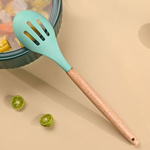 للبيع بالجملة ملعقة نايلون مشقوقة مقاومة للحرارة غير لاصقة متينة للطبخ وتقديم الطعام بمقبض خشبي - Product Image 5