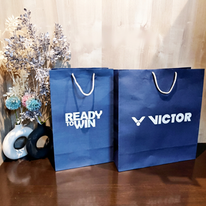 Sacs en papier bleus de luxe en gros avec poignées en corde blanche pour les boutiques de mode, les magasins de vêtements, le shopping et la promotion - Product Image 1