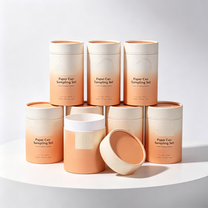 Boîte cylindrique en carton personnalisée avec fermeture en métal pour échantillon de parfum, format voyage - Product Image 1