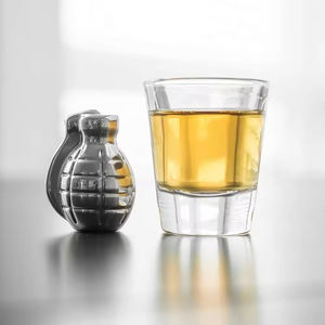Piedras de whisky de <span class=keywords><strong>Granada</strong></span> de refrigeración Cubos de hielo reutilizables de acero inoxidable de grado alimenticio Viene con caja de PP y pinzas de hielo - Product Image 6
