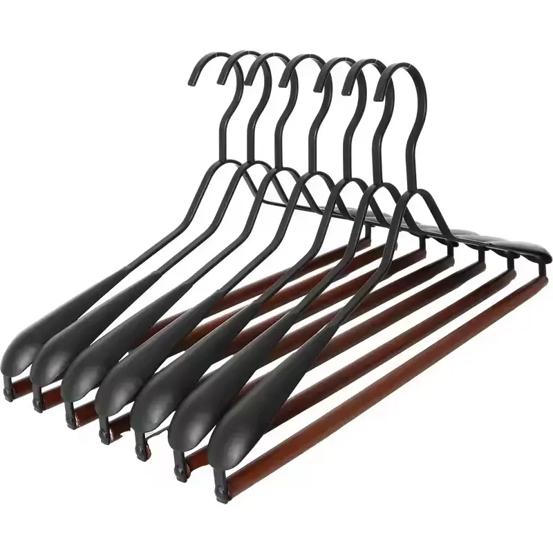 Perchas modernas de hierro forjado de hombro ancho de metal de madera para ropa para una organización de guardarropa práctica y elegante